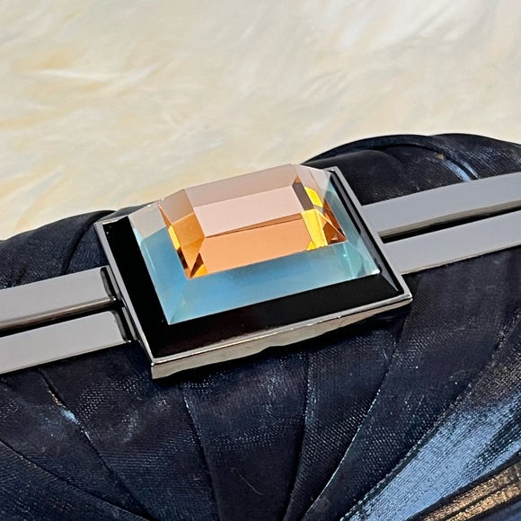 Miniaudiere Evening Bag with Jeweled Clasp at the Top - Picture 2 of 6